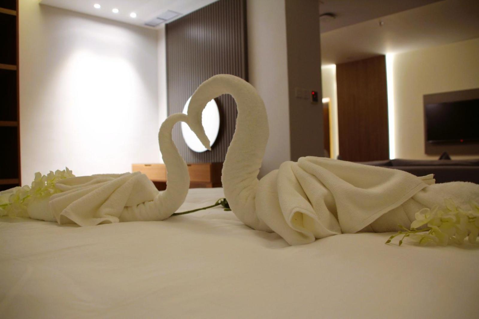 Plaza Athenee Hotel Кувейт Екстериор снимка