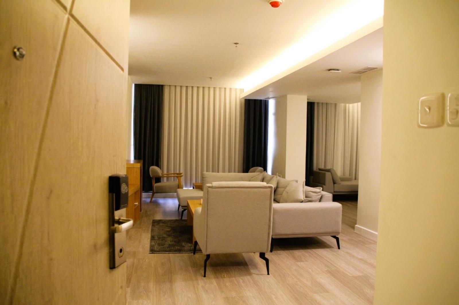 Plaza Athenee Hotel Кувейт Екстериор снимка
